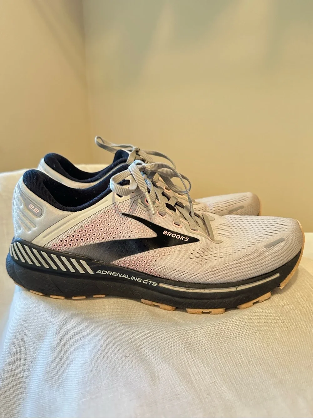 Brooks Adrenaline GTS 22 Women’s Running Shoes Gray Rose 8.5 Athletic Neutral